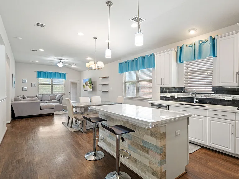928 Myrna Bnd — Photo 8