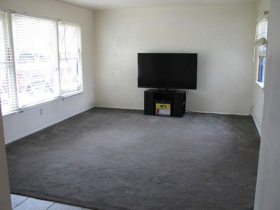 3rd image of 861 Glengrove Ave