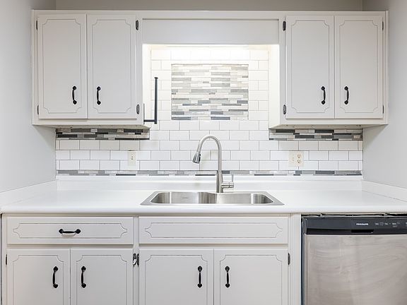5th image of 6404 Hillcrest Dr