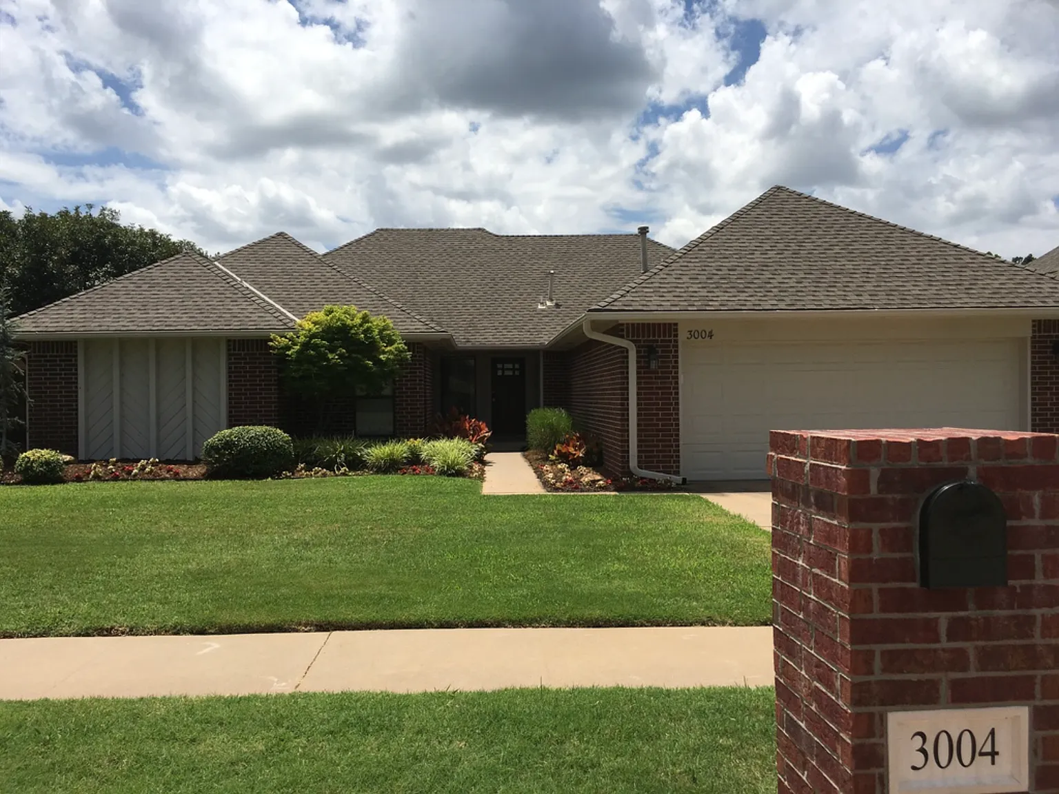 3 bed, 1958 sqft, $1,975 — Photo 1