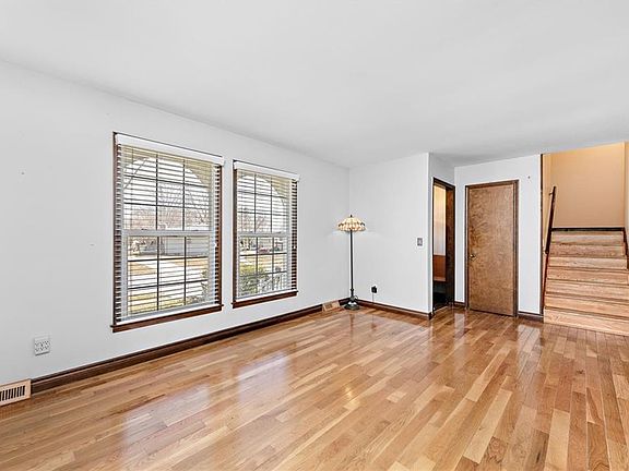 5th image of 854 Canterbury Ln