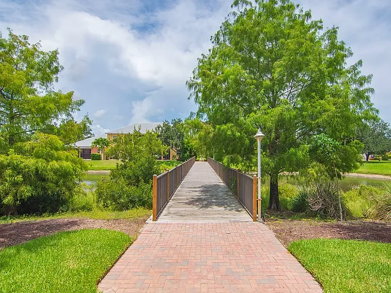 1945 Bridgepointe Cir — Photo 35