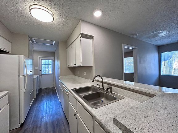 4th image of 9904 Hundred Oaks Cir #B