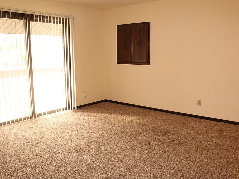 Windsor Crest Apartments — Photo 79