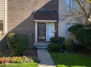 4 Fredericksburg Towne St, Southfield, MI 48075