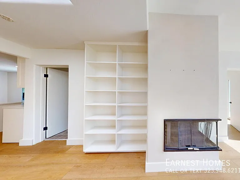 15242 Morrison St — Photo 3