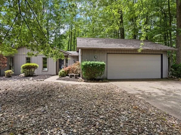 32633 Woodridge Ct, North Ridgeville, OH 44039