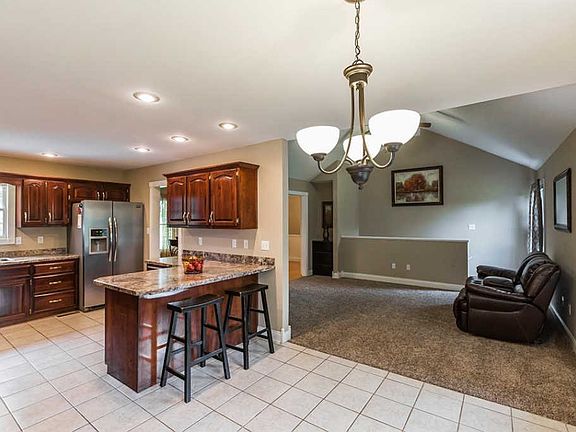 5th image of 271 Foxwood Dr