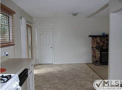 5th image of 951 Gloucester Dr