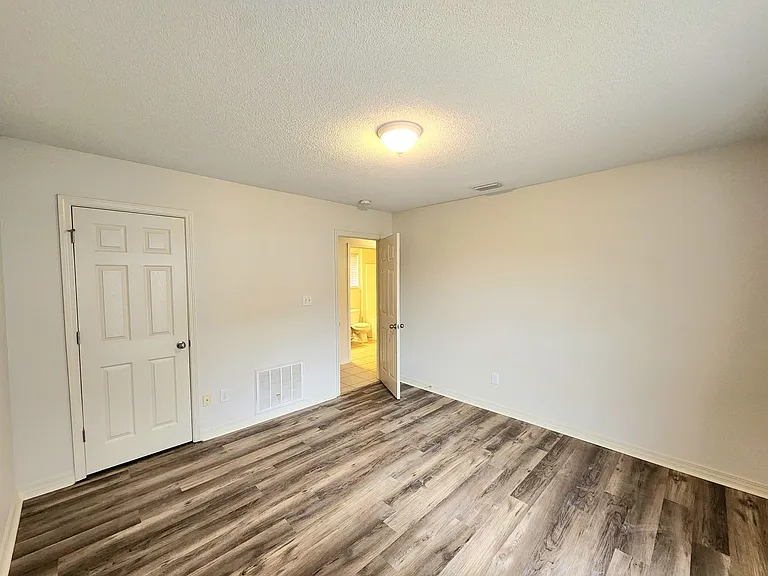 2704 Hampton Park Cir — Photo 9
