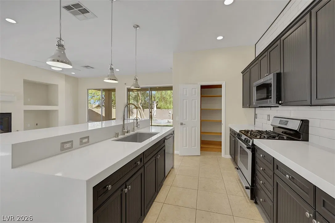 3 bed, 3.0 bath, 1905 sqft, $3,000 — Photo 4