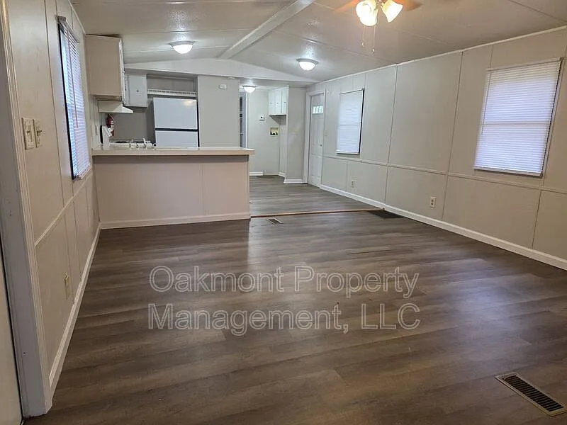 2 bed, 1.5 bath, 860 sqft, $850 — Photo 2