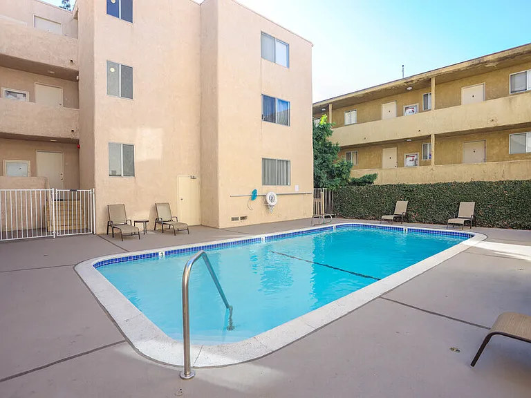 Barry Apartments — Photo 7