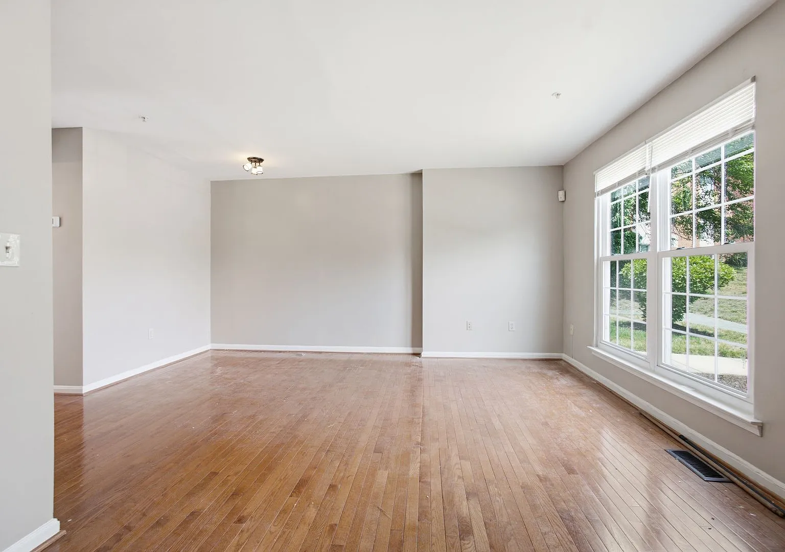 Amazing 3 BR/2.5 BA Townhome in District Heights! — Photo 2