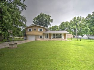 76 Valley Dr, Decatur, IL 62526