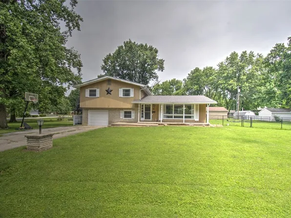 76 Valley Dr, Decatur, IL 62526