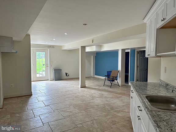 3rd image of 4902 Sunset Ln