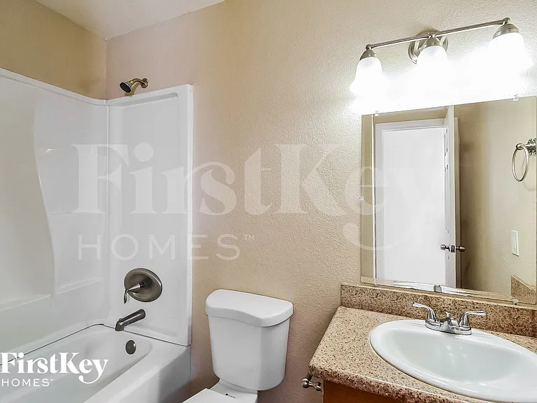 301 Kings Ave — Photo 13