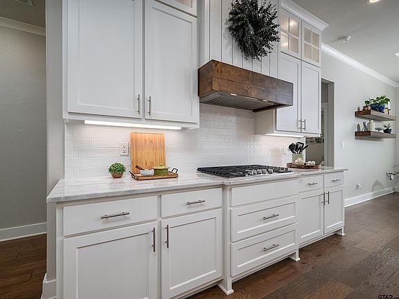 2nd image of 3140 Club Dr