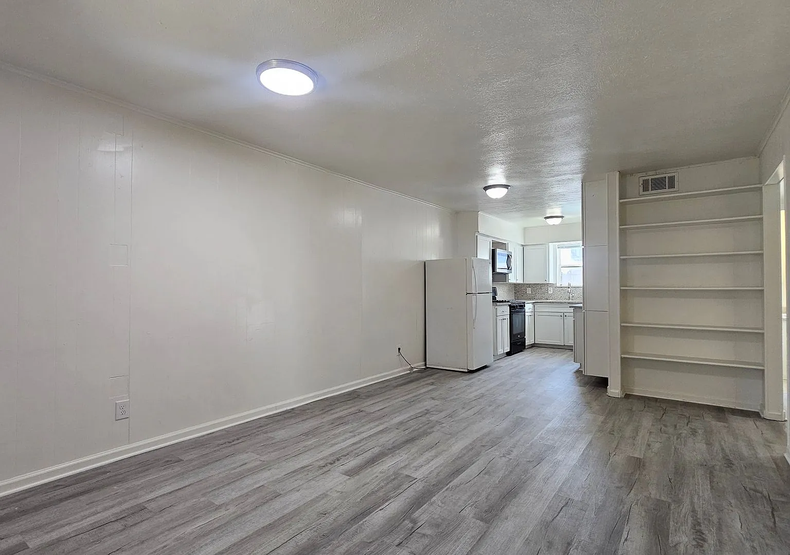 2420 Louise St — Photo 1