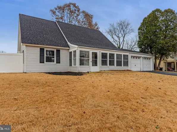 54 Glover Ln, Willingboro, NJ 08046