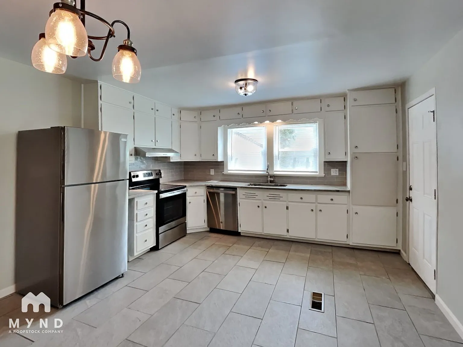 3 bed, 2.0 bath, 1206 sqft, $1,320 — Photo 3