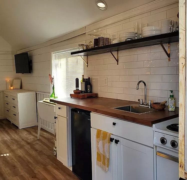 2nd image of 1407B Louisa Ave