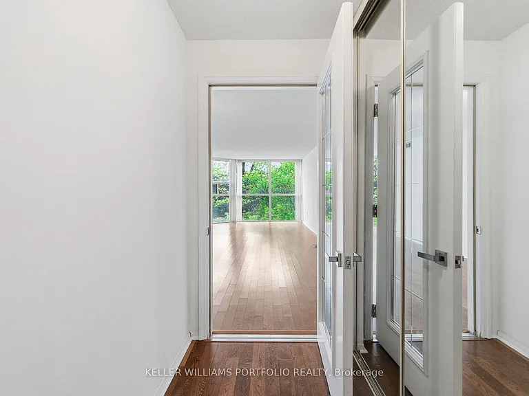 701 King St W #107 — Photo 2