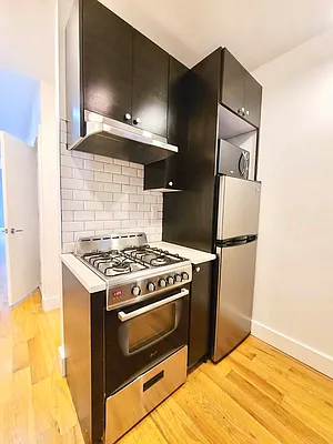 Rented by Delmark Realty LLC | media 32