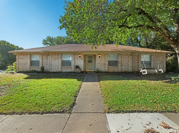 901 Woodhaven Ct, Euless, TX 76039