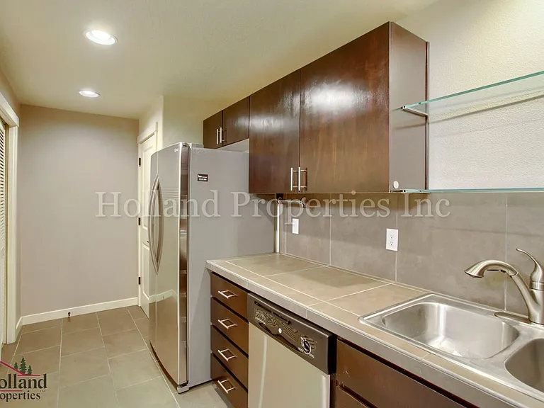 670 NE Roydon Ln — Photo 7