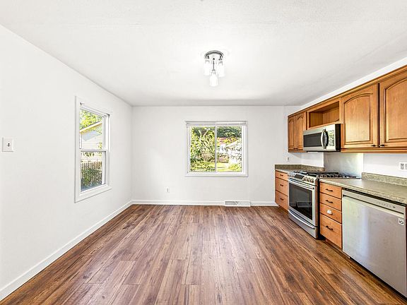 5th image of 3947 S Pine AVENUE