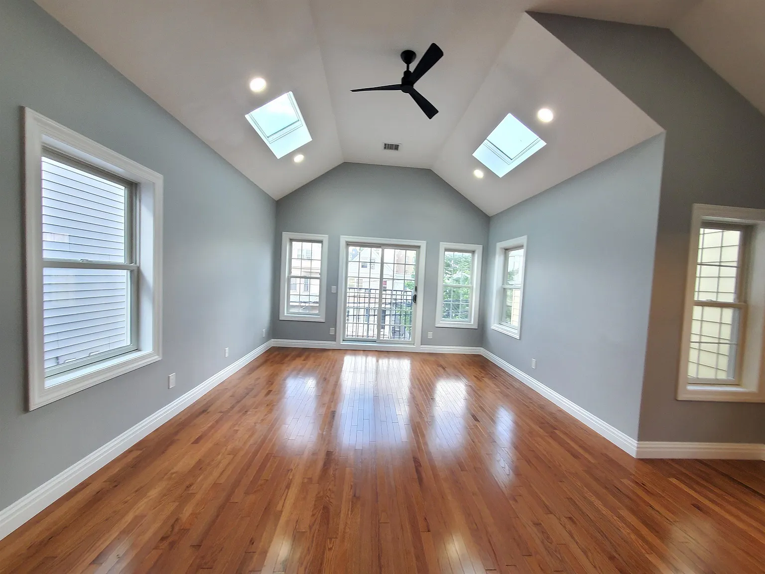 3 bed, 2.0 bath, $3,100 — Photo 1