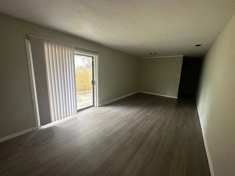 2359 Claremont Ln — Photo 4