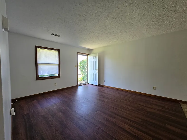 1638 Thompson Dr — Photo 6