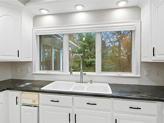 5th image of 25 Fair Oaks Dr