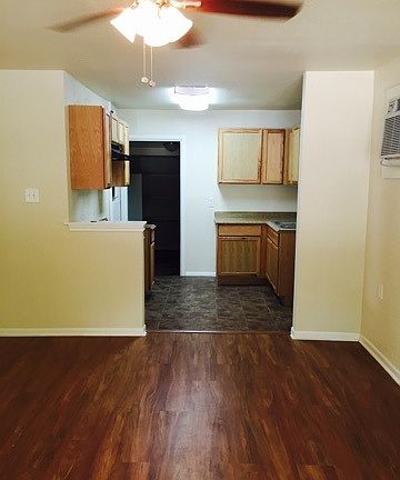 3rd image of 1106 W Harlan Ave
