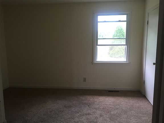 3rd image of 146 Darlene Dr APT D