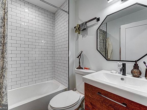 5th image of 2437 W Oxford St Unit 1