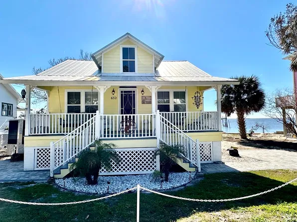 652 1st St, Cedar Key, FL 32625