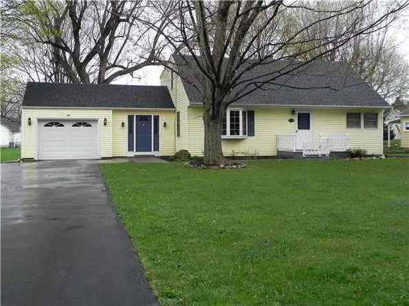 1074 Webster Rd, Webster, NY 14580