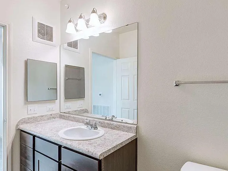 Live Oak Apartments — Photo 7