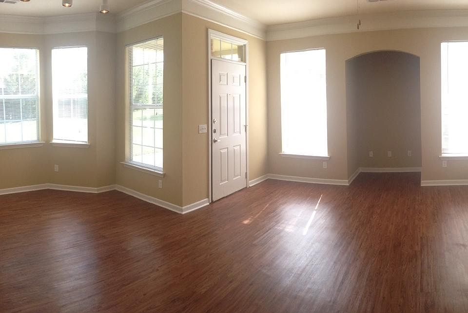 Gorgeous dinning room and living room area
