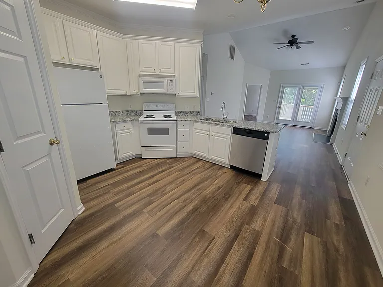 1600 Claiborne Ct — Photo 3