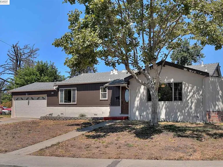 33128 Hemlock Dr — Photo 1