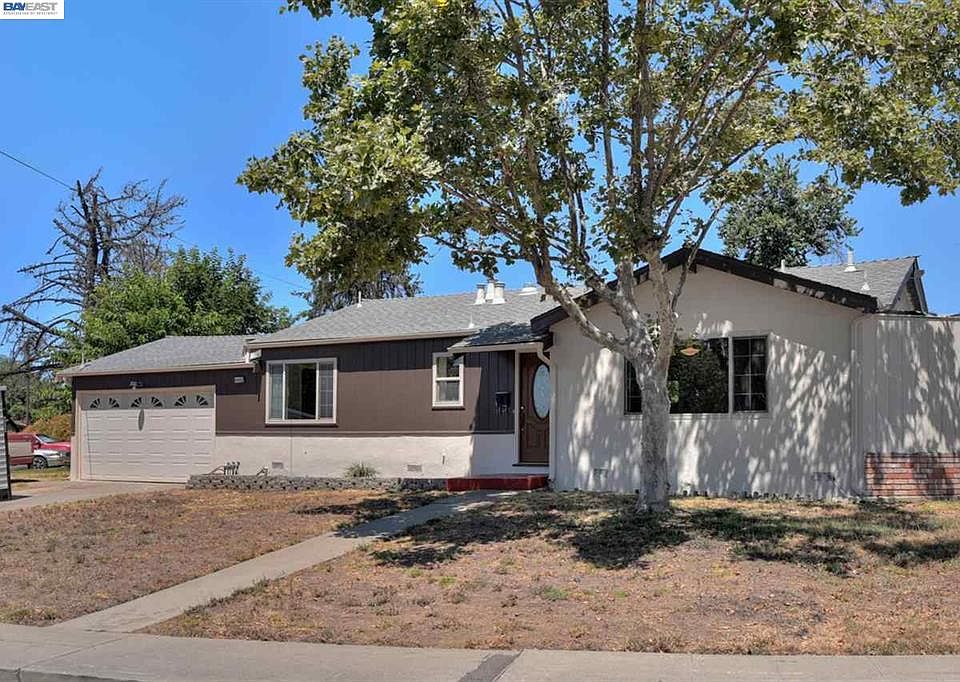 1st image of 33128 Hemlock Dr
