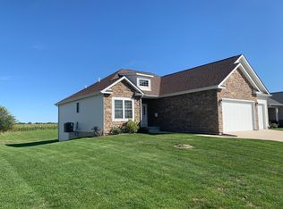 54 Cobblestone Ln, Le Claire, IA 52753