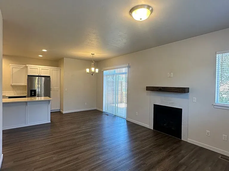944 NE Paula Dr — Photo 4