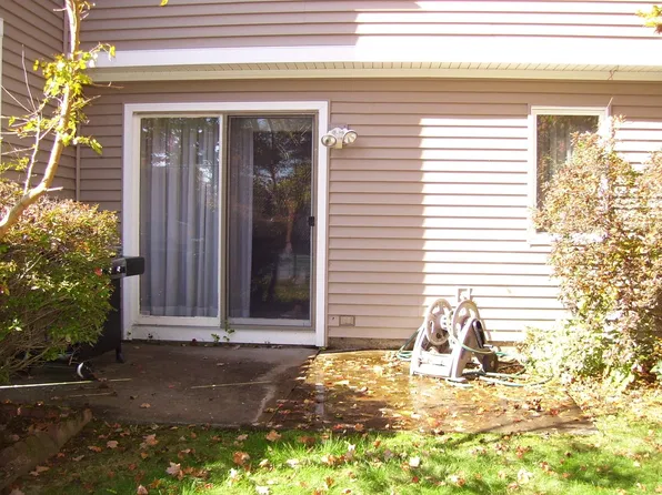 12 Oakwood Ln, Worcester, MA 01604