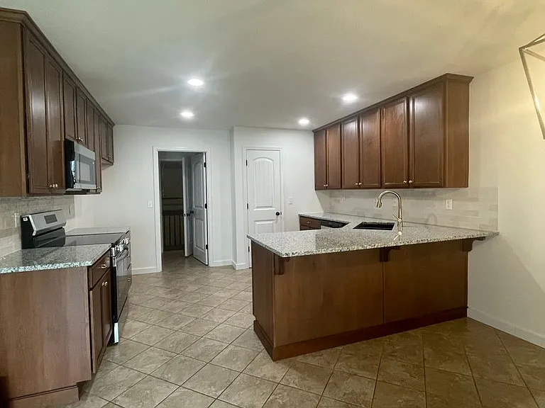 1350-1352 W Kirkwood St — Photo 17